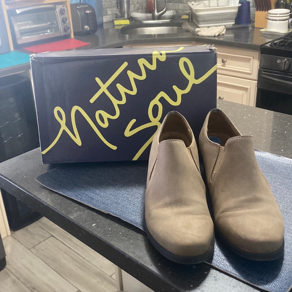 Gently used ladies shoe bootie.